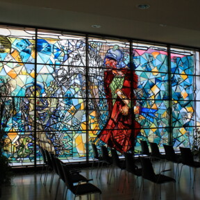 © Koblenz-Touristik GmbH Glasmalerei in der Kapelle St. Martin mit Reihenbestuhlung © Koblenz-Touristik GmbH