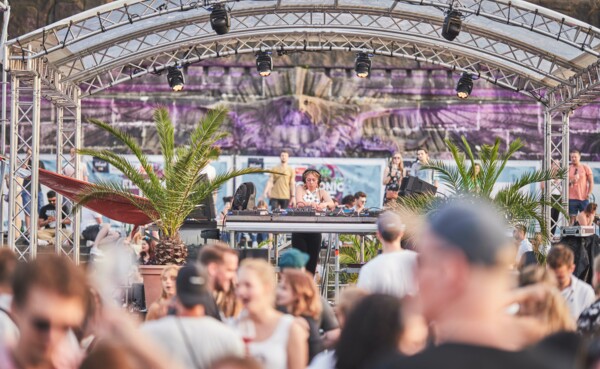 DJ Tereza am Deutschen Eck © Picture Colada GmbH DJ Tereza legt auf für tanzenden Zuschauer bei Electronic Wine Koblenz © Picture Colada GmbH