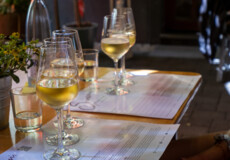 © Weingut Spurzem Gläser mit Wein werden bei der Weinprobe verkostet © Weingut Spurzem