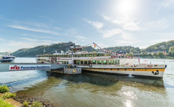 Passagierschiff Goethe angelegt am Rheinufer mit Festung Ehrenbreitstein im Hintergrund © Koblenz-Touristik GmbH, Dominik Ketz Passagierschiff Goethe angelegt am Rheinufer mit Festung Ehrenbreitstein im Hintergrund © Koblenz-Touristik GmbH, Dominik Ketz