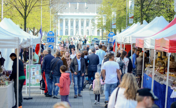 Menschen kaufen bei Straßenhändlern in der Schlosstraße in Koblenz ein © Koblenz-Stadtmarketing GmbH Menschen kaufen bei Straßenhändlern in der Schlosstraße in Koblenz ein © Koblenz-Stadtmarketing GmbH