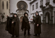 Kostümierte Stadtführer*innen stehen auf dem Jesuitenplatz in Koblenz bei Nacht © Koblenz-Touristik GmbH, Picture Colada Kostümierte Stadtführer*innen stehen auf dem Jesuitenplatz in Koblenz bei Nacht © Koblenz-Touristik GmbH, Picture Colada