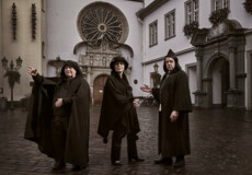 Kostümierte Stadtführer*innen stehen auf dem Jesuitenplatz in Koblenz bei Nacht © Koblenz-Touristik GmbH, Picture Colada Kostümierte Stadtführer*innen stehen auf dem Jesuitenplatz in Koblenz bei Nacht © Koblenz-Touristik GmbH, Picture Colada