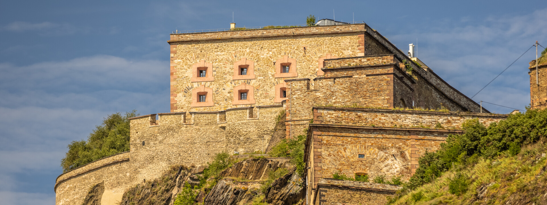 Gemäuer der Festung Ehrenbreitstein im Sommer © Koblenz-Touristik GmbH, Dominik Ketz