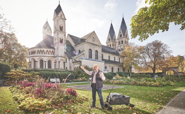 Gästeführer mit BollerwagenBasilika St. Kastor Blumenhof Koblenz © Koblenz-Touristik GmbH, Picture Colada  Gästeführer mit Bollerwagen vor der Basilika St. Kastor im Blumenhof  © Koblenz-Touristik GmbH, Picture Colada