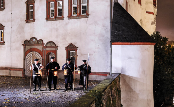 211015_Koblenz_Touristik_v001_1_NM_8Z5A3500.jpg ©  Stadtführer verkleidet als Nachtwächter stehen vor der alten Burg in Koblenz ©