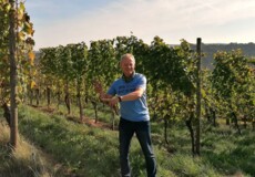 Gästeführer Bernd Doetsch im Weinberg bei der Führung "Der lebendige Weinberg" © Bernd Doetsch Gästeführer Bernd Doetsch im Weinberg bei der Führung „Der lebendige Weinberg“ in Koblenz-Güls © Bernd Doetsch
