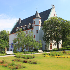 © Koblenz-Touristik GmbH Deutschherrenhaus mit Blumenhof im Vordergrund © Koblenz-Touristik GmbH