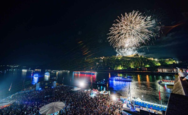 Koblenzer Sommerfest mit Rhein in Flammen © Koblenz-Touristik GmbH, Janko-Media Koblenzer Sommerfest mit Rhein in Flammen 2024, Höhenfeuerwerk am Deutschen Eck © Koblenz-Touristik GmbH, Janko-Media