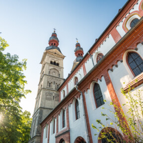 Blick auf die Liebfrauenkirche mit Sonnenstrahlen hinter einem nebenstehenden Baum © Koblenz-Touristik GmbH, Dominik Ketz Blick auf die Liebfrauenkirche mit Sonnenstrahlen hinter einem nebenstehenden Baum © Koblenz-Touristik GmbH, Dominik Ketz