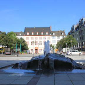 © Koblenz-Touristik GmbH Brunnen auf dem Münzplatz mit Haus Metternich und Geschäfte im Hintergrund © Koblenz-Touristik GmbH