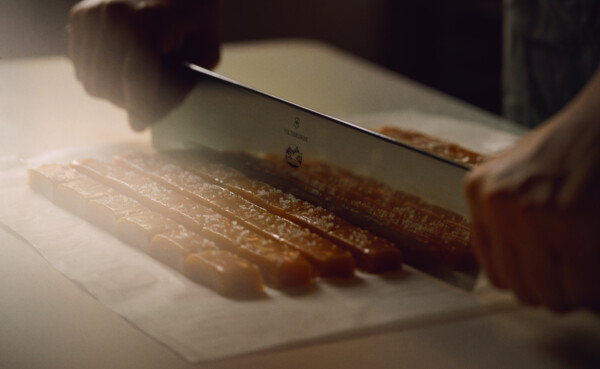 Karamell von Fräulein Diehl © Philip Bruederle  Karamell von Fräulein Diehl wird geschnitten © Philip Bruederle