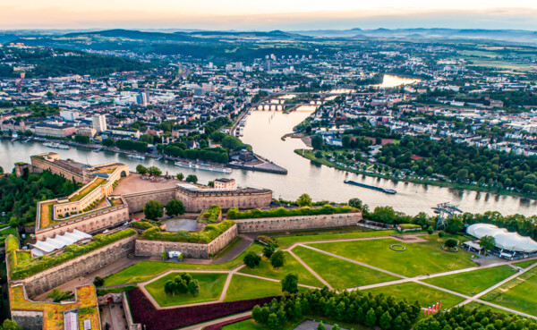 ©  Luftaufnahme über der Festung Ehrenbreitstein mit der Stadt Koblenz und dem Zusammenfluss von Rhein und Mosel im Hintergrund. ©