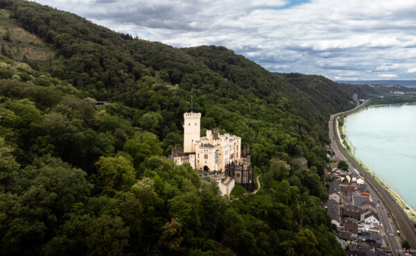 Schloss Stolzenfels © Ryne und Denise Cook Blick auf Schloss Stolzenfels und Rhein von oben © Ryne und Denise Cook