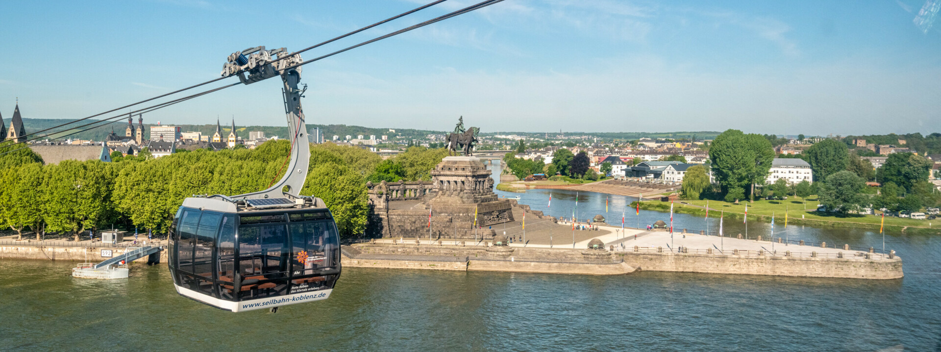Seilbahn Koblenz Rhein Mosel Deutsches Eck © Koblenz-Touristik GmbH, Dominik Ketz Panoramakabine der Seilbahn Koblenz mit dem Rhein, der Mosel und dem Deutschen Eck im Hintergrund © Koblenz-Touristik GmbH, Dominik Ketz