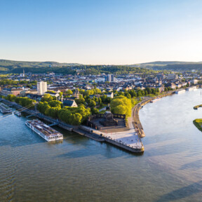 Luftaufnahme Deutsches Eck Koblenz © Koblenz-Touristik GmbH, Dominik Ketz Luftaufnahme vom Deutschen Eck in Koblenz mit der Seilbahn, dem Rhein, der Mosel und Schiffen im Vordergrund © Koblenz-Touristik GmbH, Dominik Ketz