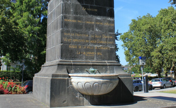 Brunnen Vorplatz Basilika St. Kastor Koblenz © Koblenz-Touristik GmbH Brunnen mit Beschriftung auf dem Vorplatz von Basilika St. Kastor © Koblenz-Touristik GmbH