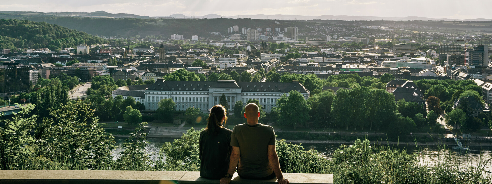 Pärchen von Hinten blickt auf die Stadt Koblenz © Koblenz-Touristik GmbH, Philip Bruederle