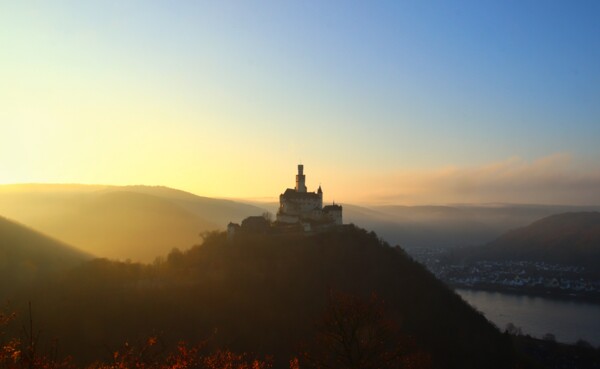 Marksburg Sonnenuntergang ©  Die Marksburg auf einer Höhe mit Rhein und benebelten Bergen beim Sonnenuntergang ©