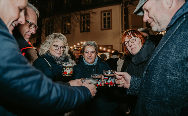 Koblenzer Weihnachtsmarkt  © Koblenz-Touristik GmbH, Janko.Media Menschen stoßen mit Glühwein an auf dem Koblenzer Weihnachtsmarkt  © Koblenz-Touristik GmbH, Janko.Media