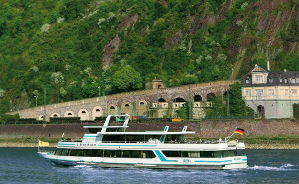 Schiff Gilles fährt vor der Festung Ehrenbreitstein auf dem Rhein in Koblenz © GDKE, Pfeuffer Schiff Gilles fährt vor der Festung Ehrenbreitstein auf dem Rhein in Koblenz © GDKE, Pfeuffer