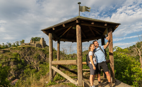 Burg Are in Altenahr_ Sommer 2020.jpg ©  Dominik Ketz Zwei Menschen machen vor der Burg Are in Altenahr ein Foto mit ihrem Smartphone  ©  Dominik Ketz