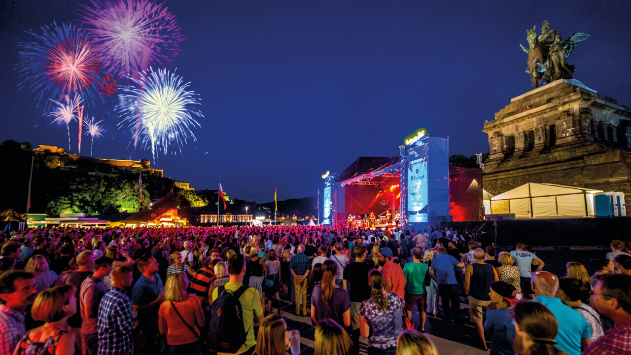© Koblenz-Touristik GmbH, Artur Lik Konzert am Deutschen Eck während Sommerfest zu Rhein in Flammen mit Feuerwerken im Hintergrund © Koblenz-Touristik GmbH, Artur Lik