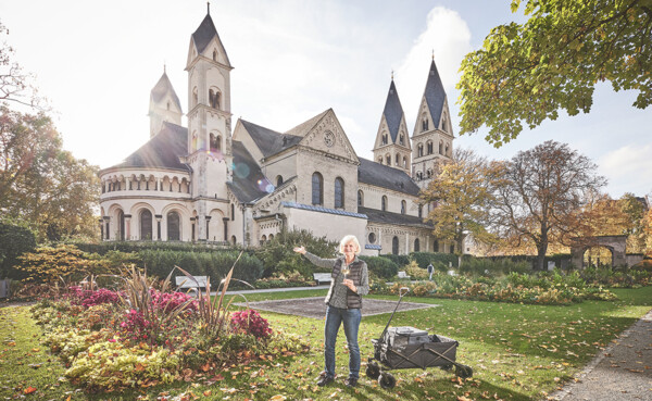 © Koblenz-Touristik GmbH, Picture Colada Gästeführerin mit Bollerwagen vor der Basilika St. Kastor im Blumenhof  © Koblenz-Touristik GmbH, Picture Colada