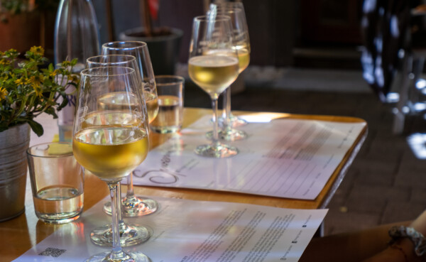 © Weingut Spurzem Gläser mit Wein werden bei der Weinprobe verkostet © Weingut Spurzem