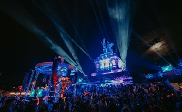 Electronic Wine 2024 Kaiser Wilhelm Denkmal am Deutschen Eck  © Koblenz-Touristik GmbH, Janko.Media Das Kaiser Wilhelm Denkmal am Deutschen Eck  beleuchtet von der Veranstaltung Electronic Wine. © Koblenz-Touristik GmbH, Janko.Media