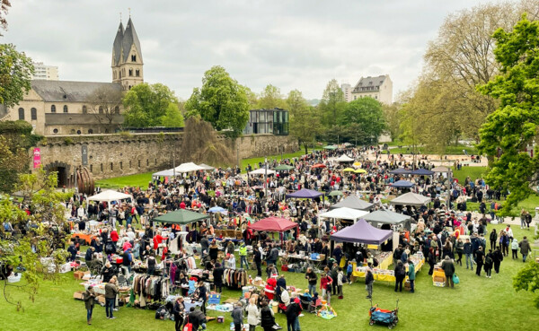 Städtischer Flohmarkt Koblenz hinter dem Deutschen Eck  © Koblenz-Touristik GmbH, Laura Pinkau  Die Wiese hinter dem Deutschen Eck beim städtischen Flohmarkt 2023  © Koblenz-Touristik GmbH, Laura Pinkau