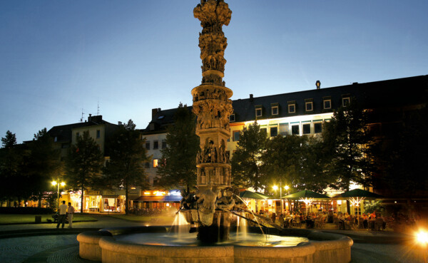Görrespl_Historiensäule_Abend.jpg ©  Historiensäule auf dem Görresplatz im dunkeln ©