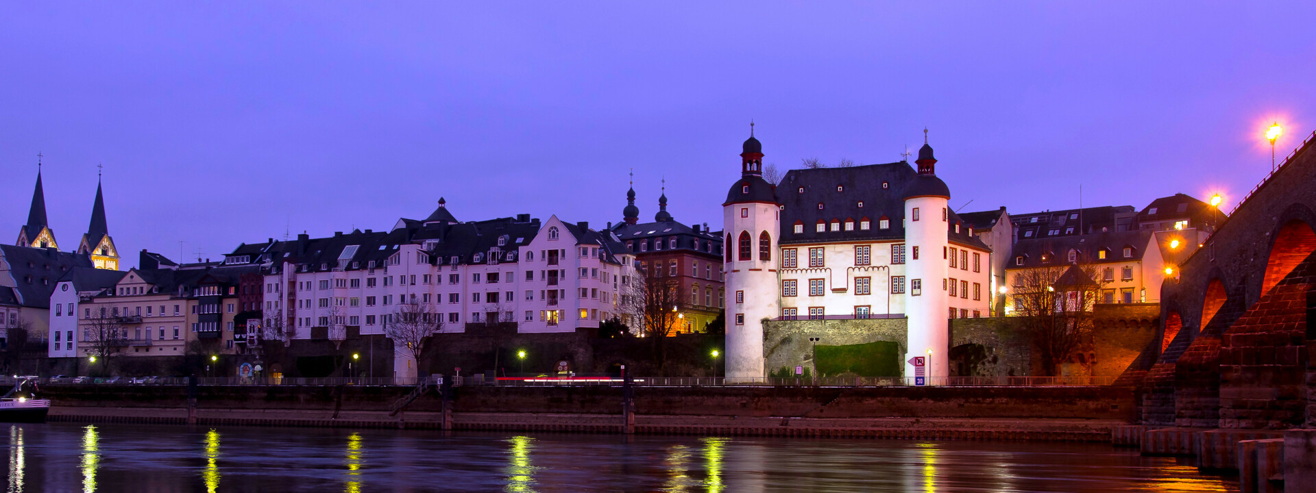 © Koblenz-Touristik GmbH, Christian Nentwig Abendfoto von der Alten Burg in Koblenz mit der Balduinbrücke und mit der Mosel im Vordergrund © Koblenz-Touristik GmbH, Christian Nentwig