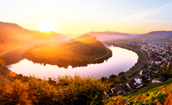 Kampage_2021_Bildmotive-einzeln_1920x1080px_05.2021_01d.jpg ©  Die Moselschleife beim Sonnenaufgang ©