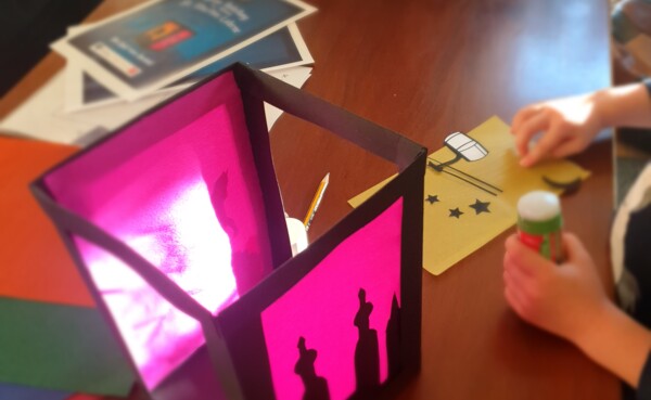 © Koblenz-Touristik GmbH Kind bastelt die Koblenzer St. Martinslaterne © Koblenz-Touristik GmbH