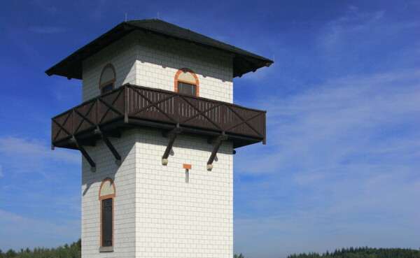 © Verein Deutsche Limesstraße Schneidt Nachbau eines Limesturms umgeben vom Wald © Verein Deutsche Limesstraße Schneidt