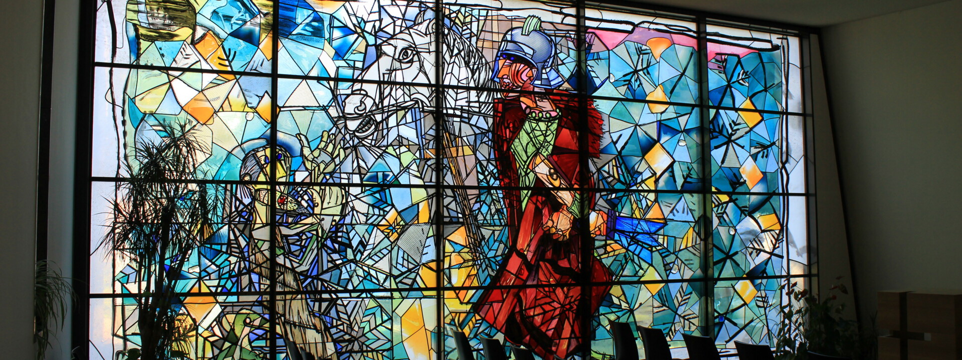 © Koblenz-Touristik GmbH Glasmalerei in der Kapelle St. Martin mit Reihenbestuhlung © Koblenz-Touristik GmbH