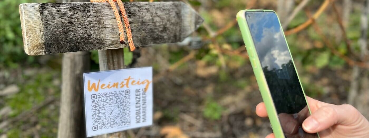 Cell phone scans QR code for the Koblenz Marienberg wine trail ©  Cell phone scans QR code for the Koblenz Marienberg wine trail ©