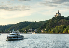 © Dominik Ketz Die Marksburg sitzt auf einem Hügel über dem Rhein worauf Passagierschiffe fahren © Dominik Ketz