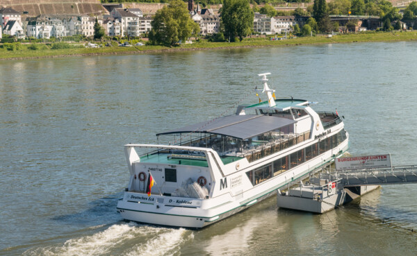 Schiff "Deutsches Eck" vom Schifffahrtsunternehmen Merkelbach fährt von der Anlagestelle am Rheinufer in Koblenz ab © Dominik Ketz Schiff "Deutsches Eck" vom Schifffahrtsunternehmen Merkelbach fährt von der Anlagestelle am Rheinufer in Koblenz ab © Dominik Ketz