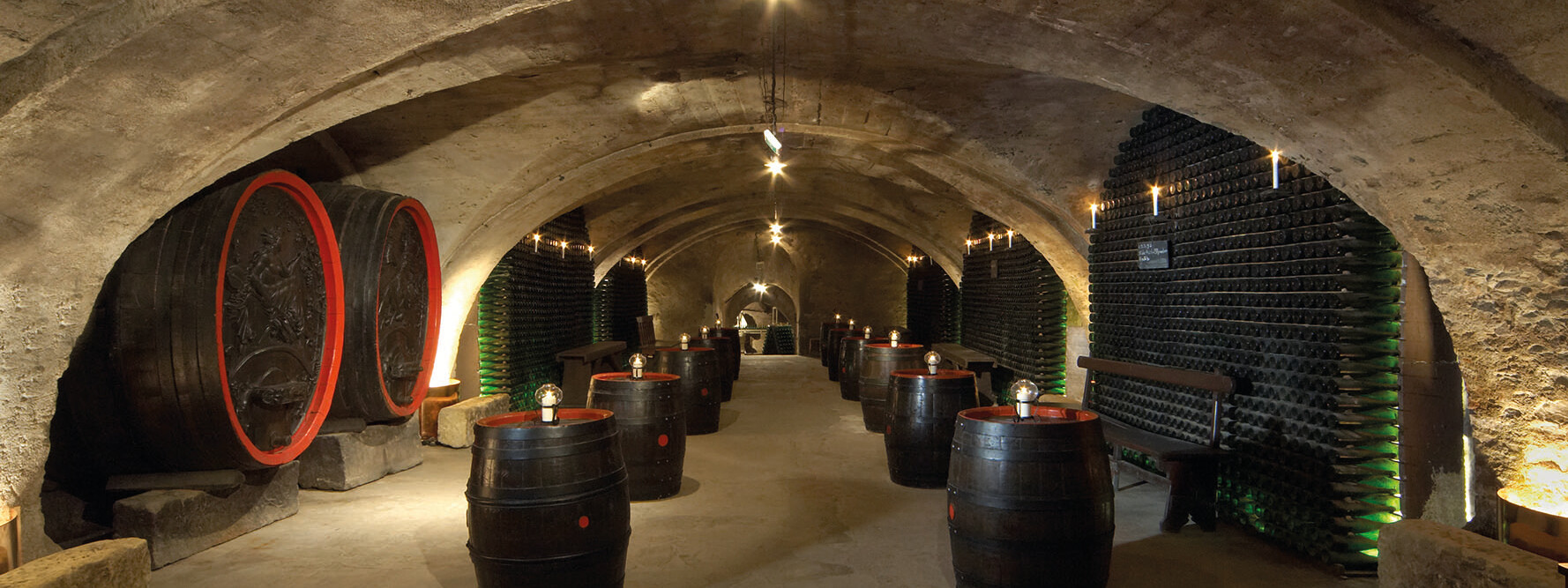 Holzfässer im Keller des Koblenzer Sektmuseums © Deinhard KG