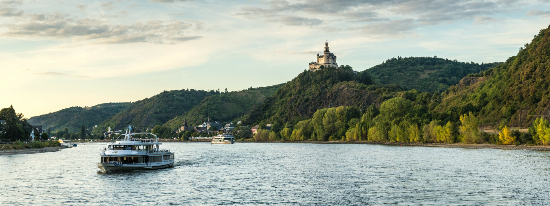 Die Marksburg sitzt auf einem Hügel über dem Rhein worauf Passagierschiffe fahren © Dominik Ketz
