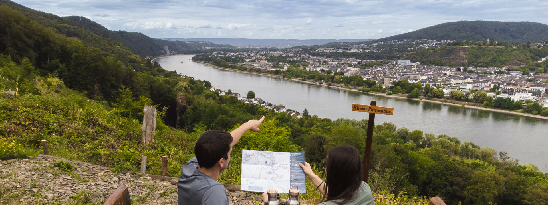 Ausblick Welterbesteig © Ryne und Denise Cook Wanderer blicken auf das Obere Mittelrheintal © Ryne und Denise Cook
