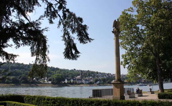 Railroad monument at the Rheinanlagen surrounded by trees with a view of the Rhine © Koblenz-Touristik GmbH Railroad monument at the Rheinanlagen surrounded by trees with a view of the Rhine © Koblenz-Touristik GmbH
