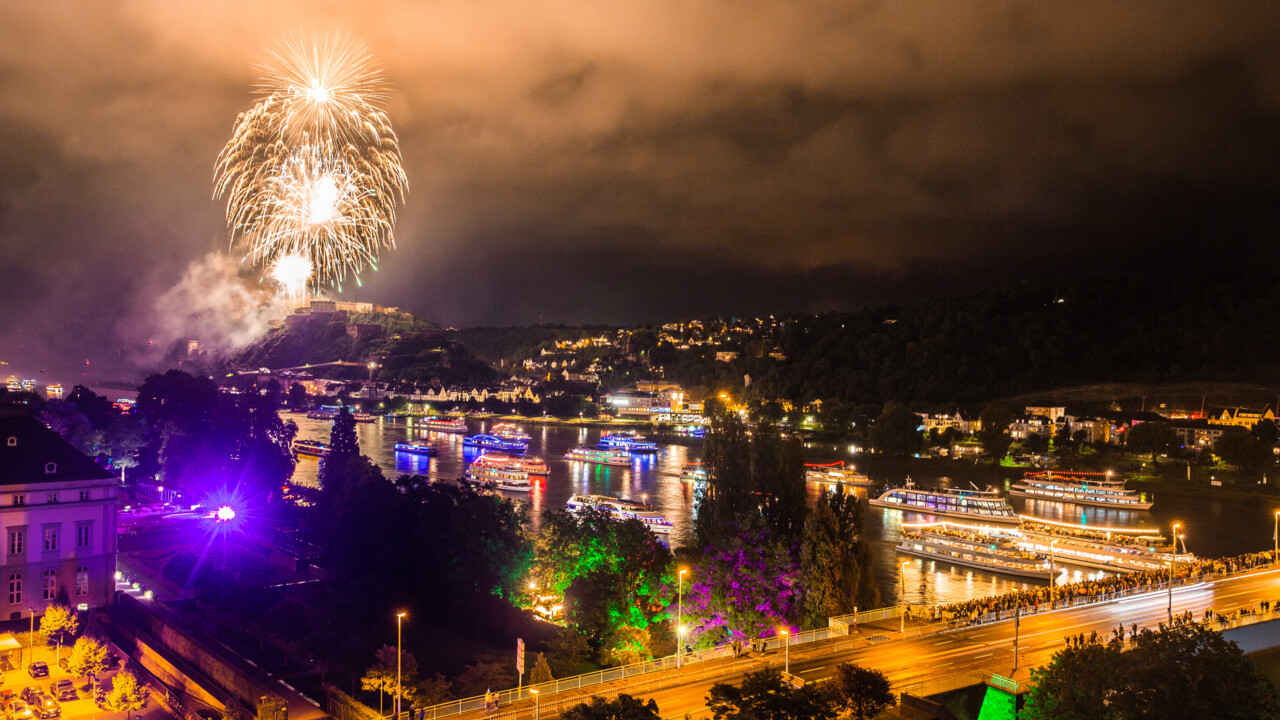 Sommerfest Feuerwerk Rhein in Flammen Koblenz © Koblenz-Touristik GmbH, Henry Tornow Schiffskonvoi auf dem Rhein während Feuerwerkshow über Festung Ehrenbreitstein © Koblenz-Touristik GmbH, Henry Tornow