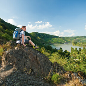 RBW-2010-243-Felsenweg Ripp Boppard_4C.jpg © Romantischer Rhein Tourismus GmbH Frau macht Wanderpause auf einem Stein © Romantischer Rhein Tourismus GmbH