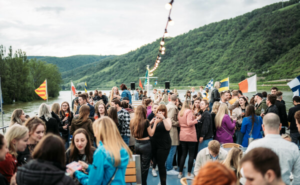 Wein on the Water 2023 © Koblenz-Touristik GmbH, Janko.Media Wein on the Water 2023 Personen auf dem Oberdeck eines Fahrgastschiffes bei der Veranstaltung Wein on the Water © Koblenz-Touristik GmbH, Janko.Media
