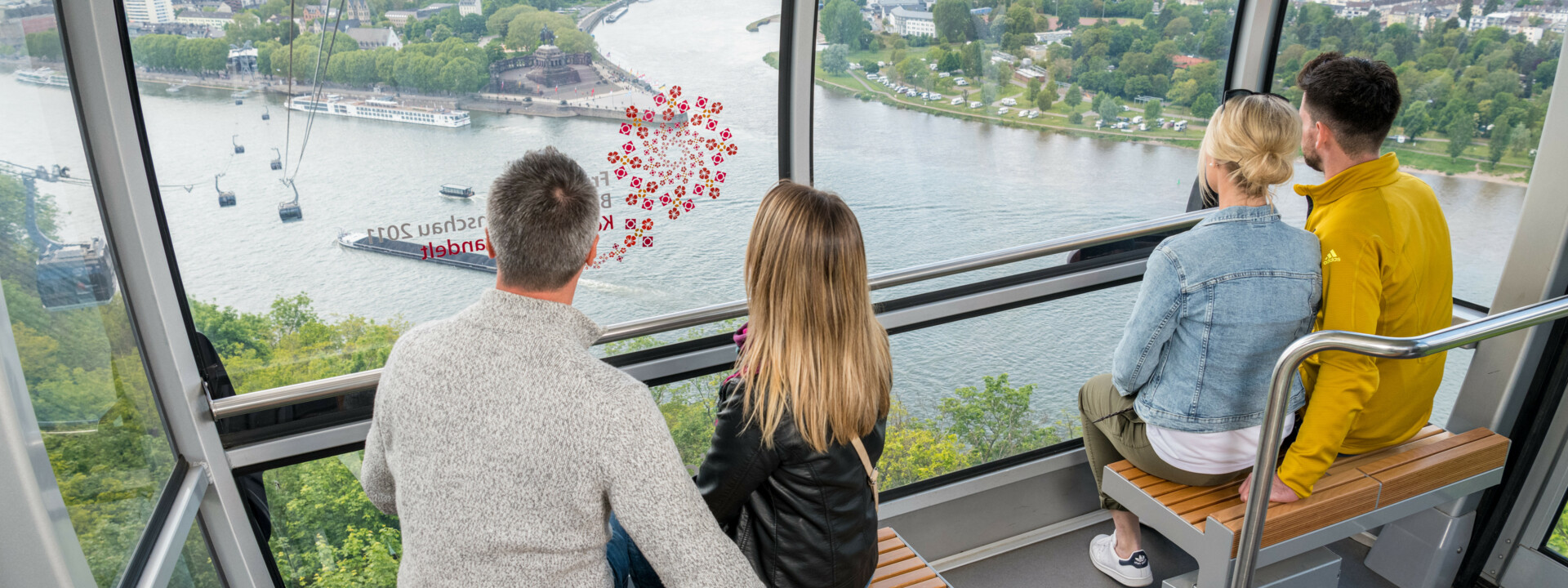 © Koblenz-Touristik GmbH, Dominik Ketz 4 Personen in einer Kabine der Seilbahn Koblenz mit Blick auf dem Rhein, der Mosel und dem Deutschen Eck im Hintergrund © Koblenz-Touristik GmbH, Dominik Ketz