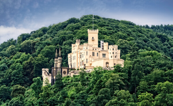 Schloss Stolzenfels Wald Koblenz © AdobeStock (C) Ruth P. Peterkin Schloss Stolzenfels umgeben vom grünen Wald © AdobeStock (C) Ruth P. Peterkin
