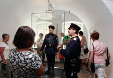 © Koblenz-Touristik GmbH Verkleideter Führer redet mit einer Führungsgruppe im Museum © Koblenz-Touristik GmbH
